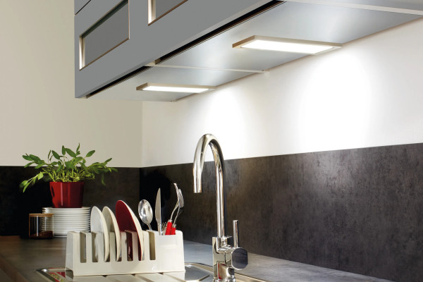 Plana luminaria LED bajo mueble con gran superficie luminosa Sky