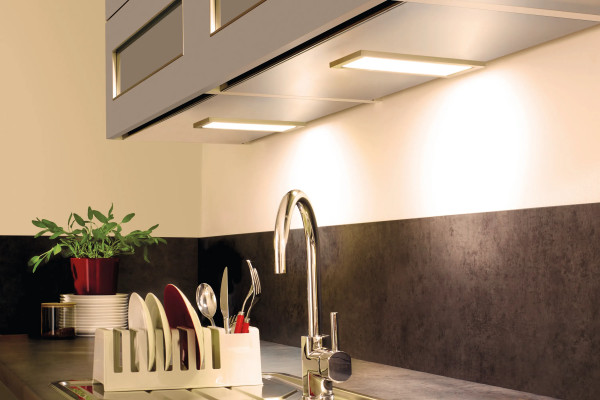 Plana luminaria LED bajo mueble con gran superficie luminosa y color de luz ajustable Dynamic Sky