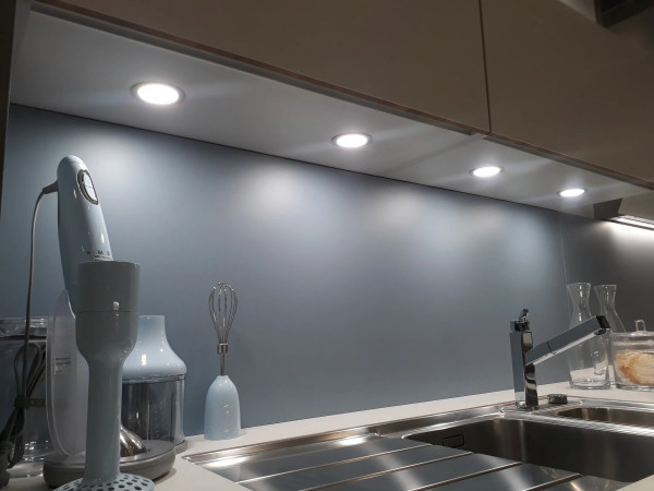 Downlight LED empotrable plano con luz de superficie homogénea FAR 68