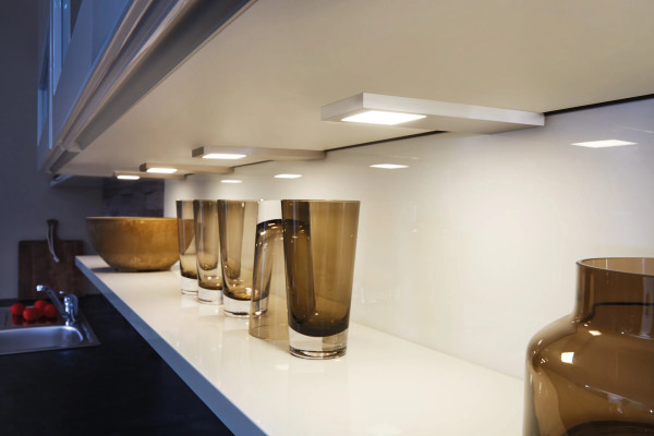 Flache LED-Unterbauleuchte mit homogenem Flächenlicht Slim-Pad F