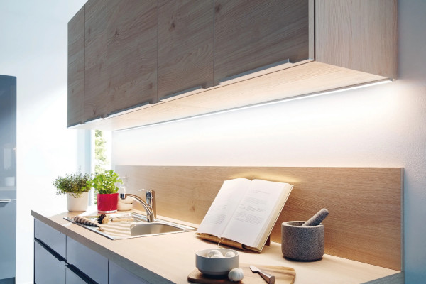 Plana luminaria LED bajo mueble con luz de superficie homogénea Top-Stick FMK